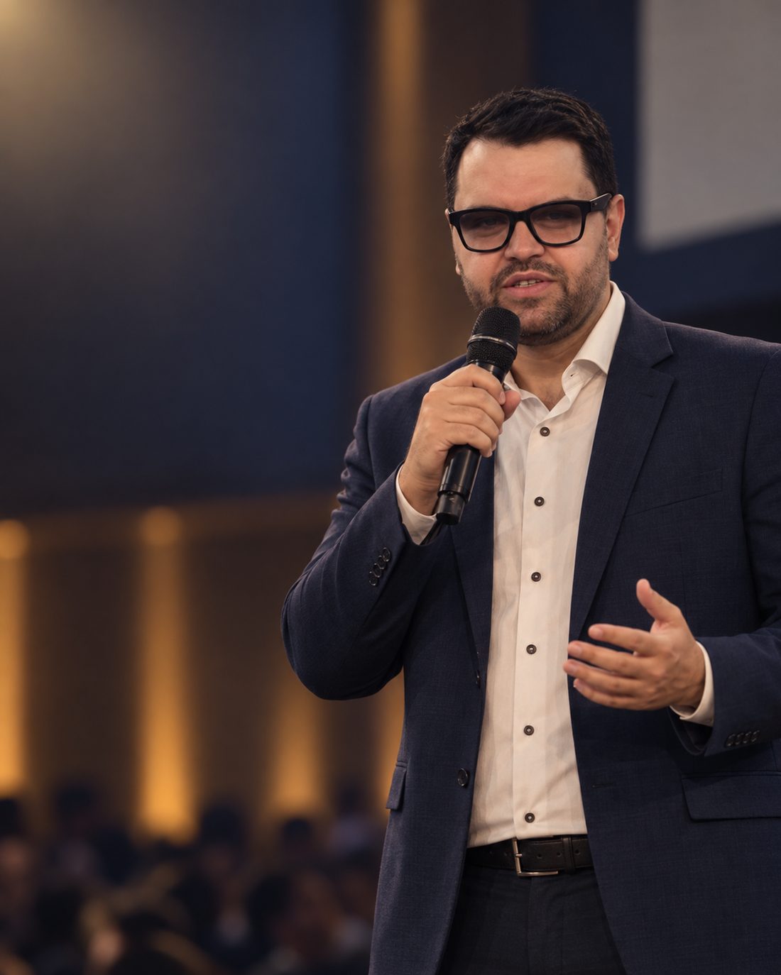 Fernando Martins, palestrante corporativo, em pé no palco